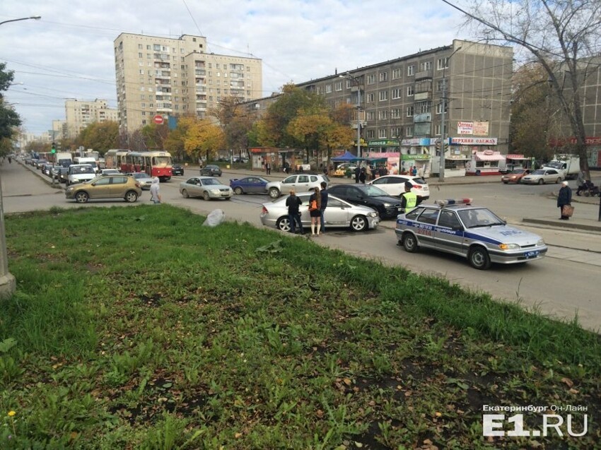 В Екатеринбурге машина вылетела на тротуар и сбила пешеходов