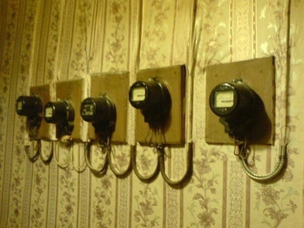 За электричество платят отдельно, поэтому на стене целый ряд счетчиков 