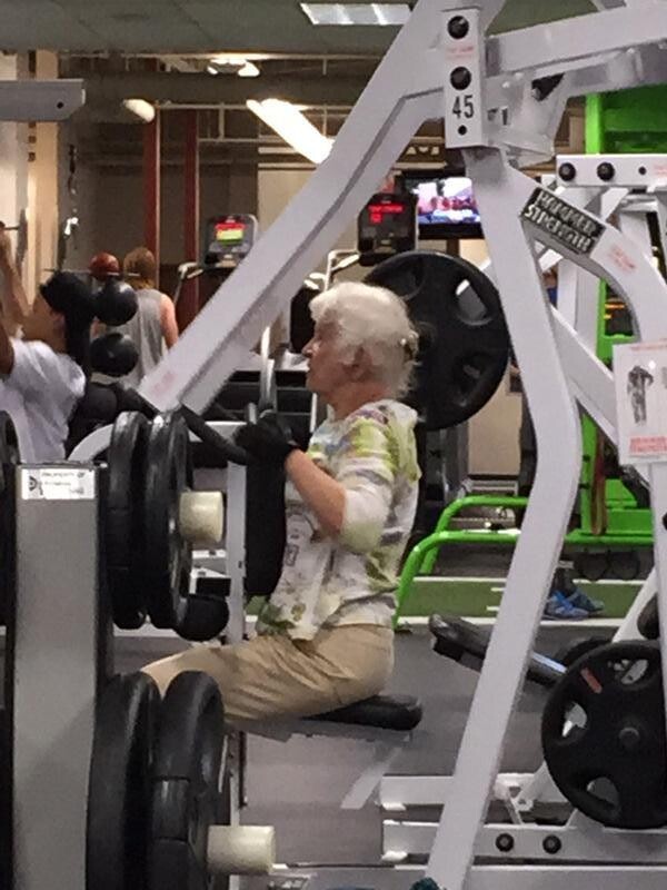 Бабушка в спортзале 