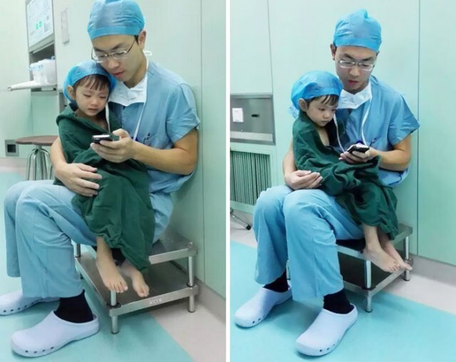 Хирург успокаивает маленькую девочку, расплакавшуюся перед операцией