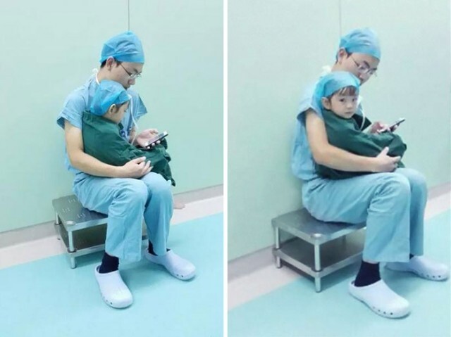 Хирург успокаивает маленькую девочку, расплакавшуюся перед операцией
