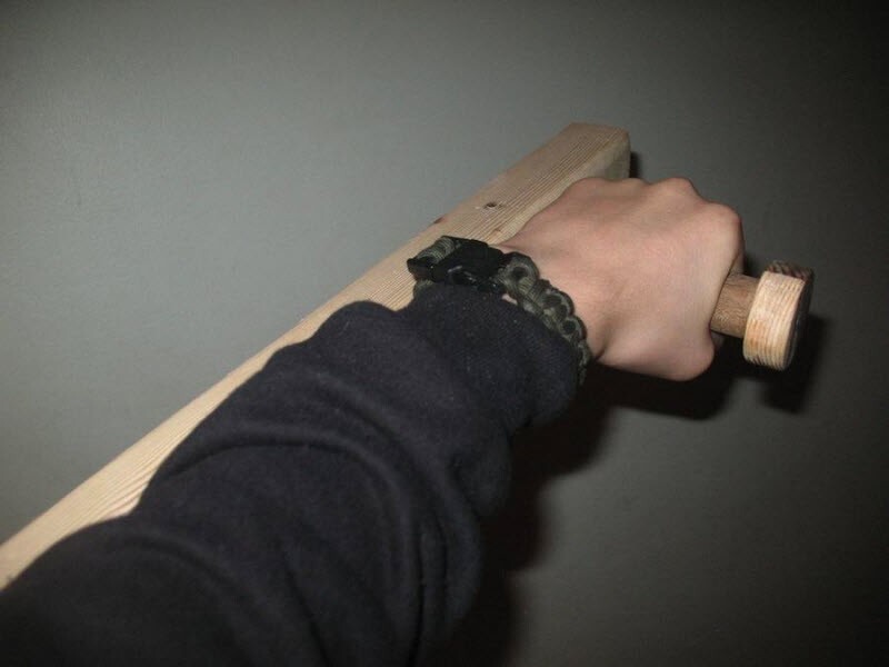 4. Тонфа — дубинка с поперечной рукояткой
