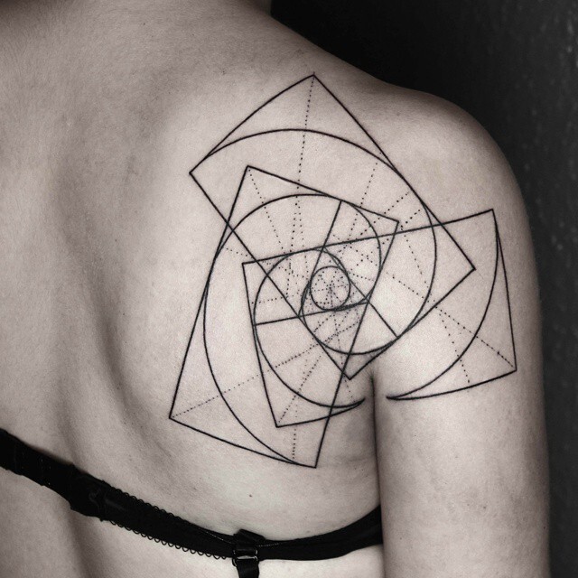 Геометрические татуировки турецкого художника Окана Учкуна