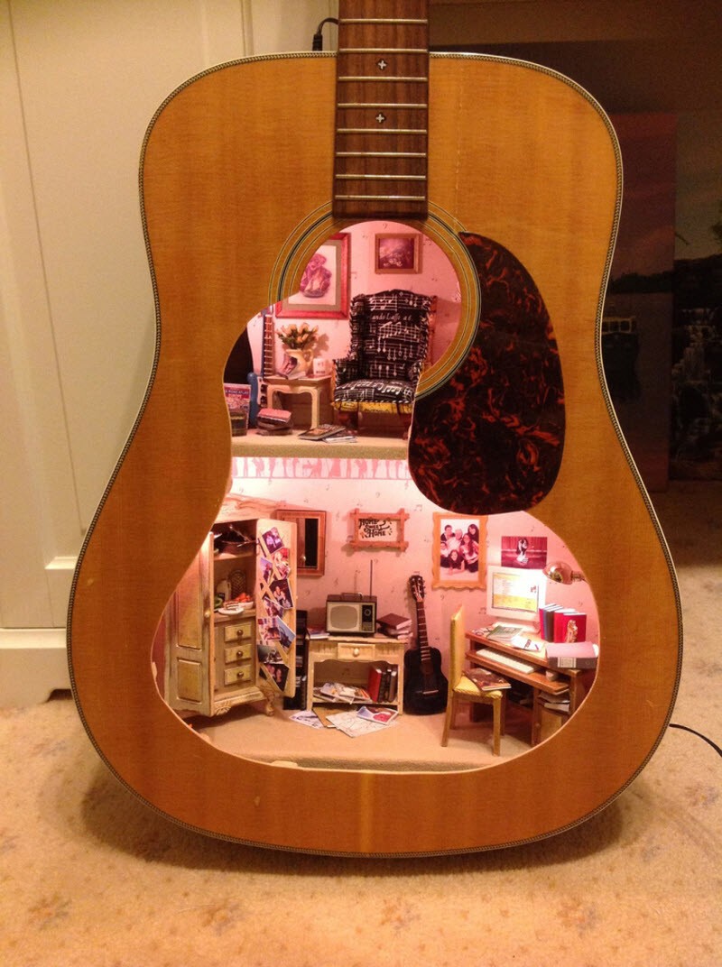 Кукольный домик из гитары
