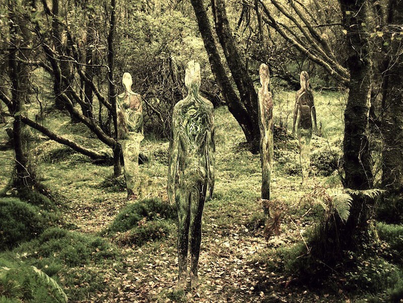 Скульптуры-призраки в шотландском лесу