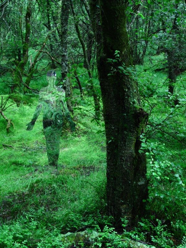 Скульптуры-призраки в шотландском лесу