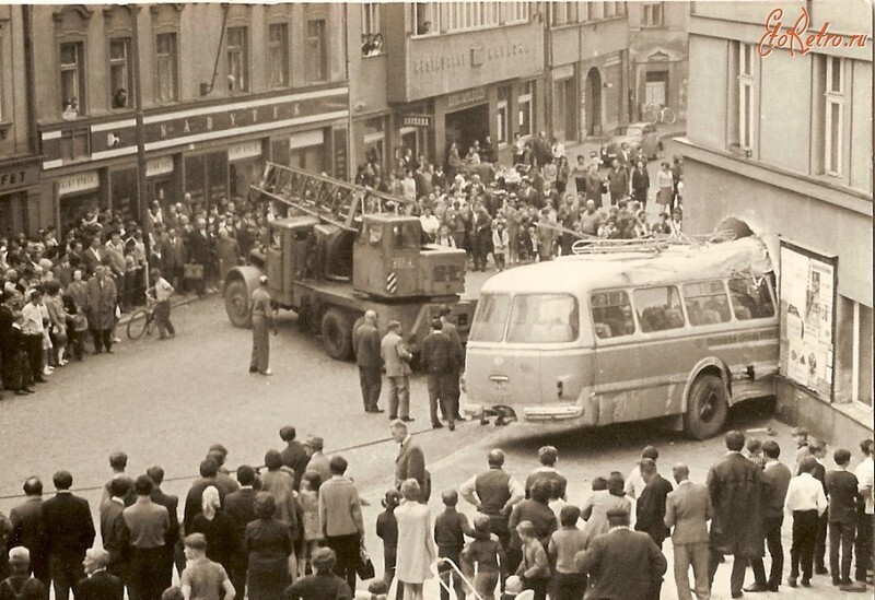 Авария троллейбуса в городе Литомышль. Чехословакия. Около 1960 года: