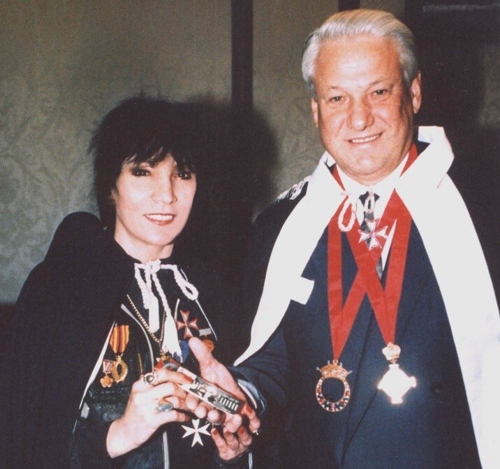 Джуна Давиташвили вручает награды Б. Н. Ельцину в Кремле (16 ноября 1991 года):