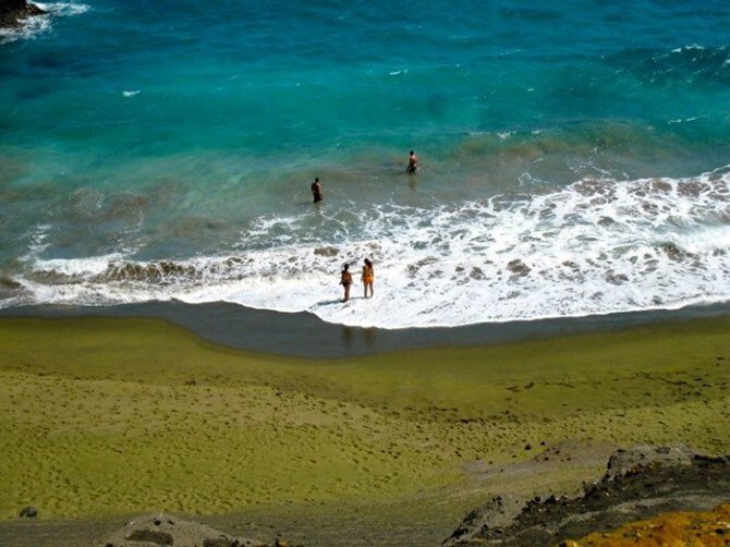 2. Пляж зеленого песка Папаколеа, Гавайские острова