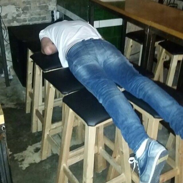 Начальнику никто не запретит спать на работе, даже пьяным