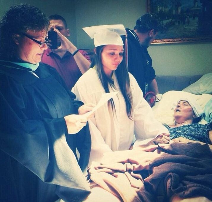 Девушка получает диплом о высшем образовании перед своей неизлечимо больной матерью