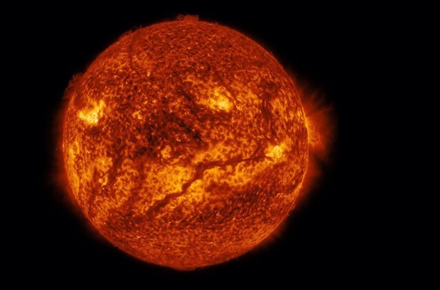 Солнце. Большая "трещина" - более холодный материал. 10 февраля 2015 года 