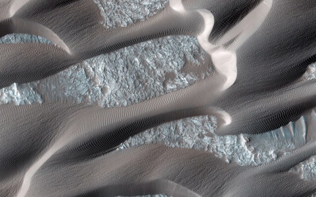 Дюны и рябь в Нили Патера, область на Марсе, в которой дюны и рябь быстро двигаются. 