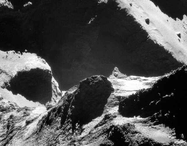 8 километров от центра кометы 67P/Чурюмов-Герасименко. 19 октября 2014 года 