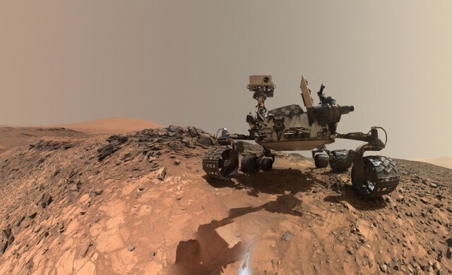 Себяшка марсохода Curiosity. 5 августа 2015 года 