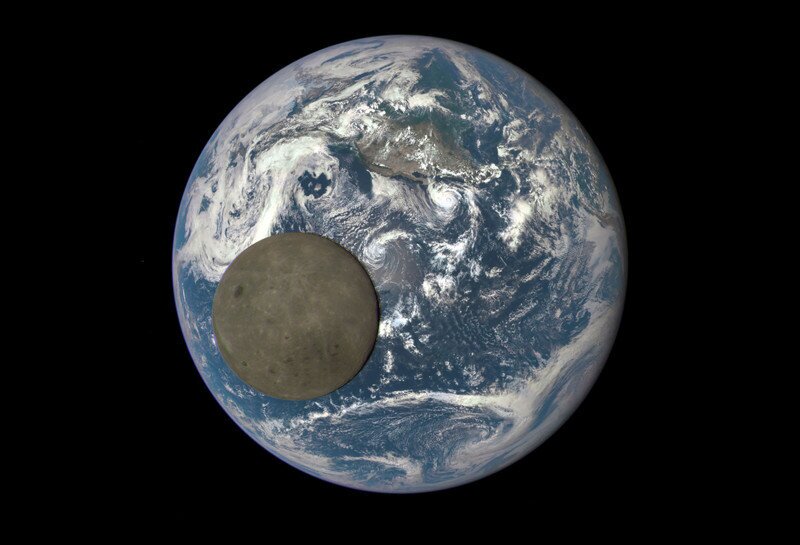Темная сторона луны на фоне Земли. 16 июля 2015 года 