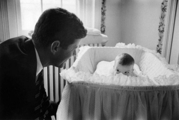 9. Джон Кеннеди и его дочь Керолайн, 1958 год