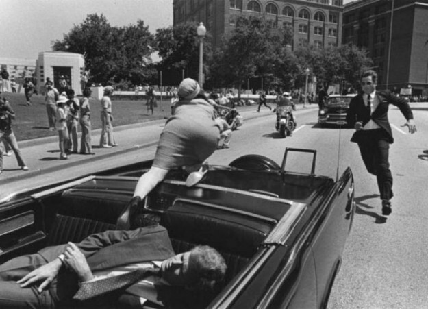 10. Жаклин Кеннеди спасается из автомобиля после убийства Джона Кеннеди, 22 ноября 1963-го
