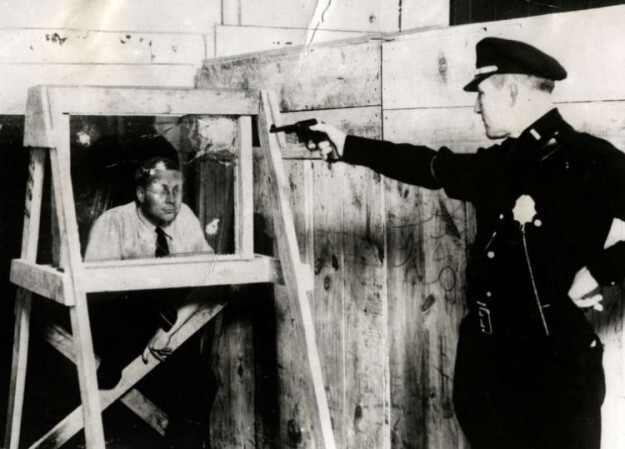 4. США, 1931 год, показывают прочность пуленепробиваемого стекла