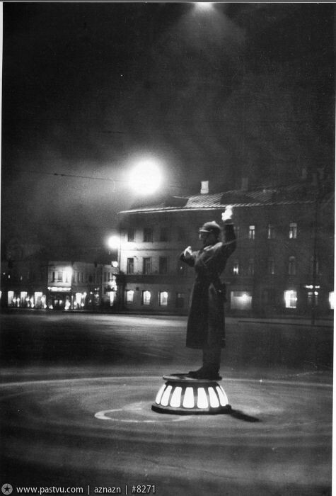 1929 год. Регулировщик на Арбатской площади в Москве: