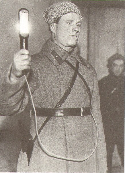 1932 г. Харьков. Милиционер-регулировщик с новым жезлом-фонарём: