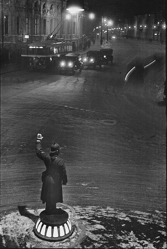 1936 г. Милиционер-регулировщик ночью на Арбатской площади в Москве: