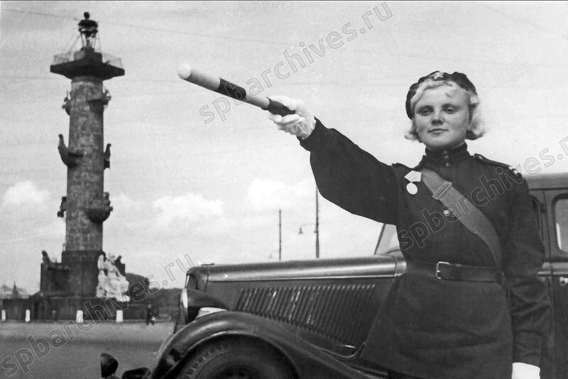 1943 г. Регулировщица И. Пажинская в Ленинграде: