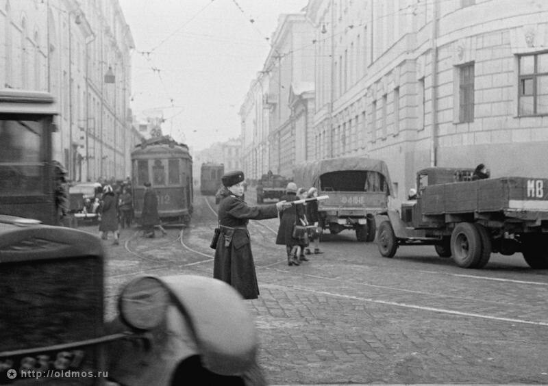 1945 г. Регулировщица на улице Москвы: