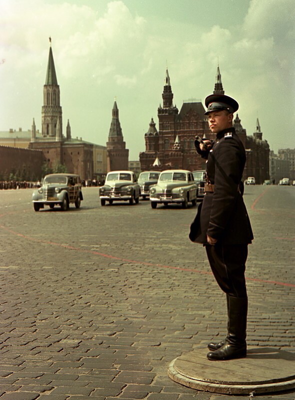 1956 г. Регулировщик на Красной площади: