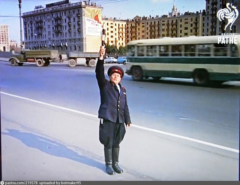  1965 г. Кутузовский проспект перед Ново-арбатским мостом в Москве: