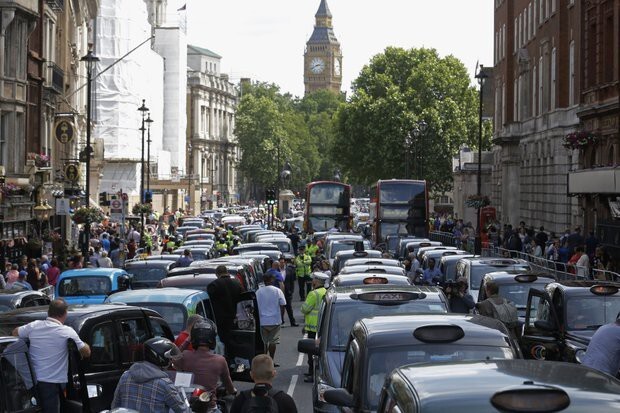 Полторы тысячи таксистов перекрыли центр Лондона из-за приложения Uber