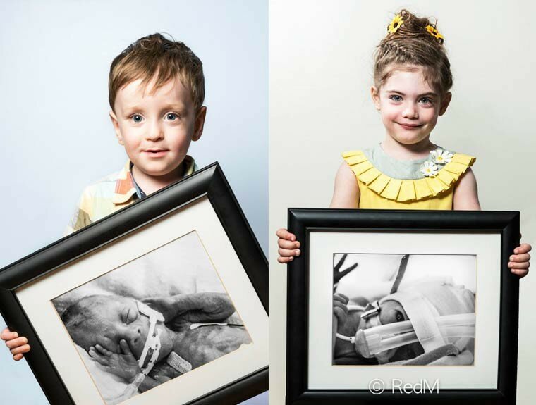 Недоношенные дети, держащие в руках свои фотографии, сделанные сразу после рождения