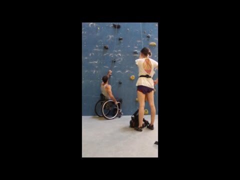 Альпинист с парализованными ногами взбирается на стену 