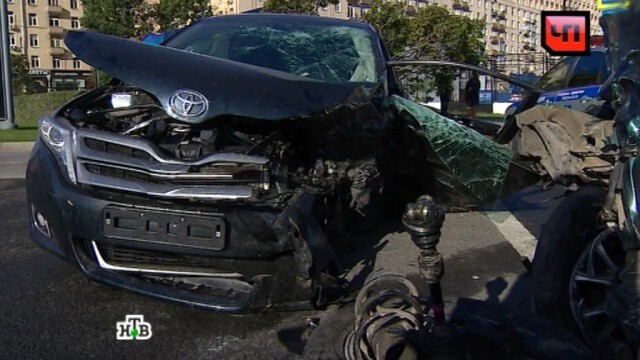 BMW и Toyota столкнулись в лоб на Кутузовском проспекте!