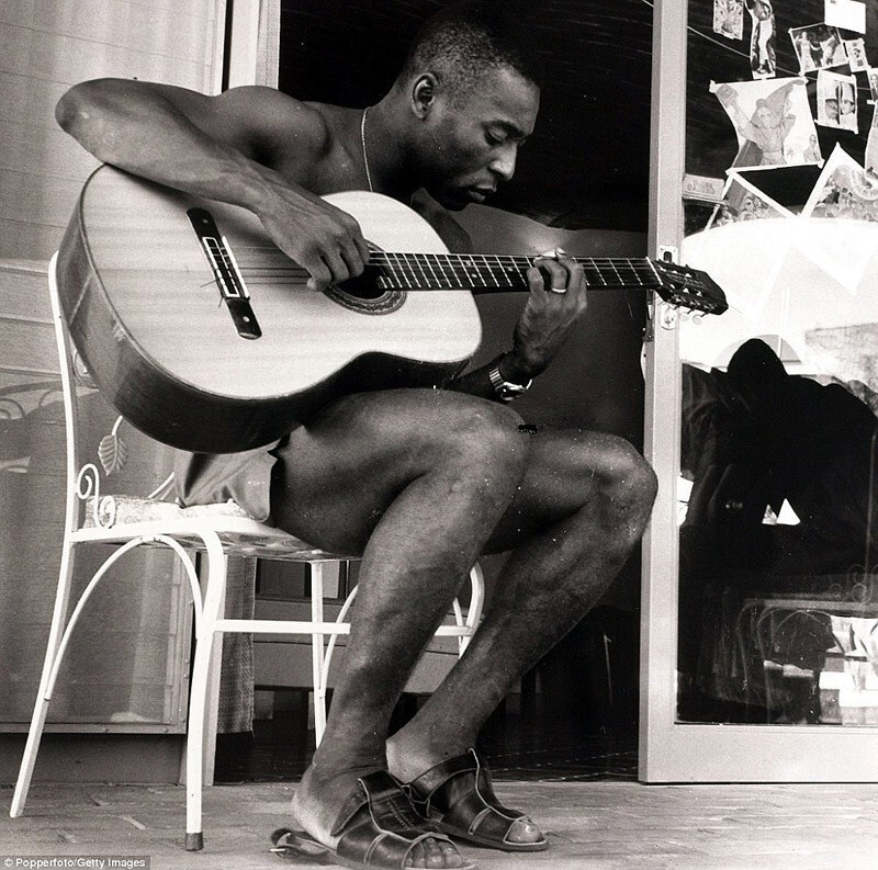 10. Пеле играет на гитаре во время чемпионата мира по футболу, 1970 г.