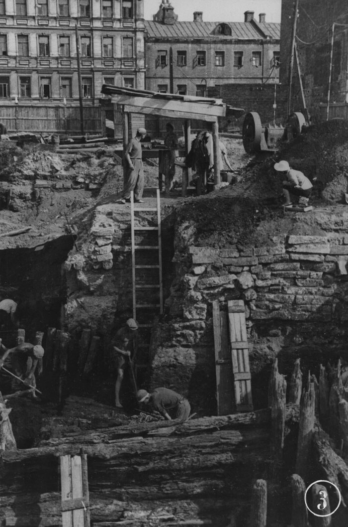 Московские археологи во время строительства метро, около 1934 года: