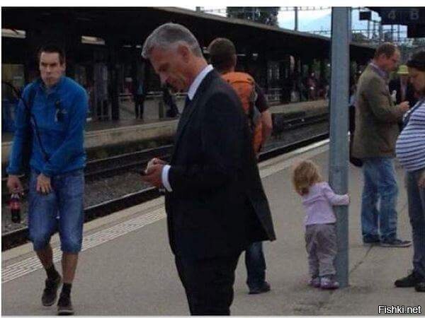 Президент Швейцарии Дидье Буркхальтер ждёт поезд, чтобы доехать до работы