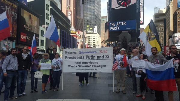 В Нью Йорке, на Таймс Сквер, жители устроили акцию в поддержку Путина