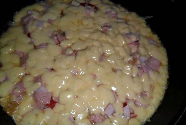 4. Сковороду сразу накрываем крышкой, как только сыр немного расплавился, пицца готова. 