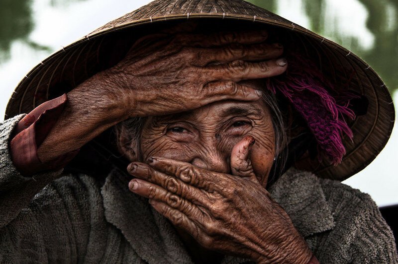 Едва ли 75-летняя лодочница-перевозчица из Вьетнама знала, что это фото вскоре станет легендарным и изменит её жизнь
