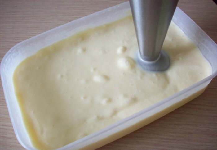 11. Достань мороженое из холодильника и быстро, чтобы не растаяло, перемешай блендером.