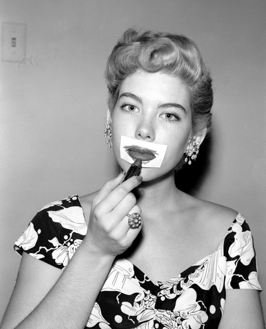1953 год: трафарет для губ