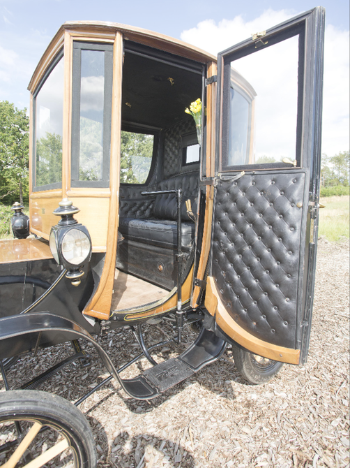 Двухместный роскошный электромобиль 110-летней давности обладает шикарным интерьером с кожаной отделкой салона.