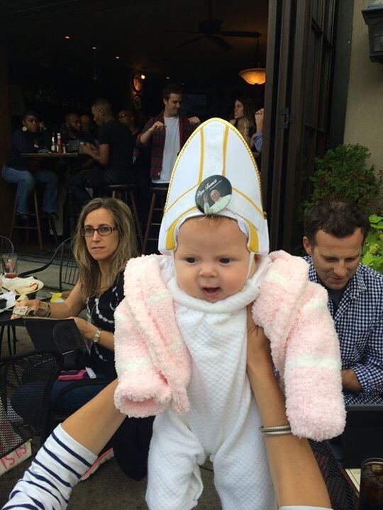 Ребенок в костюме Папы Римского рассмешил Папу Франциска