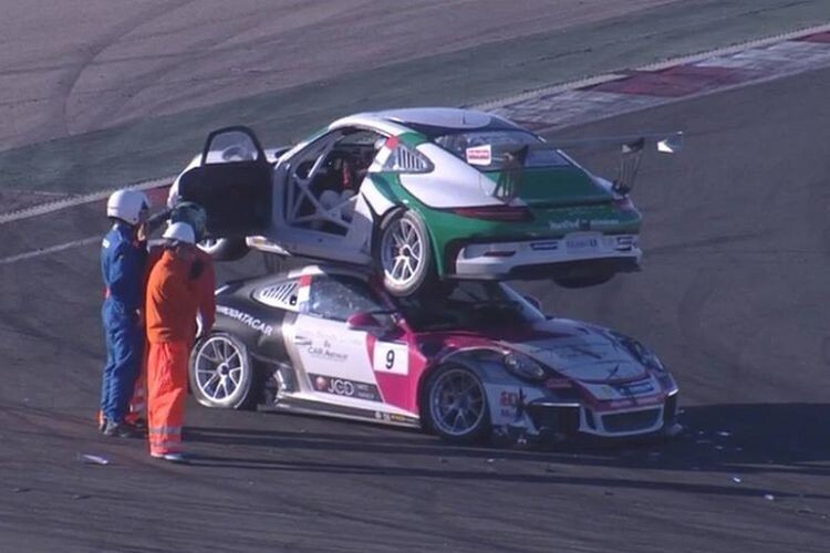 Гоночный Porsche заехал на крышу соперника