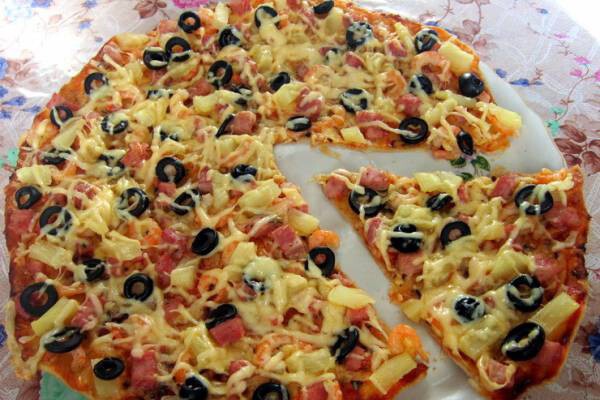 Наслаждайся оригинальным вкусом итальянской пиццы и не забудь с друзьями поделиться.