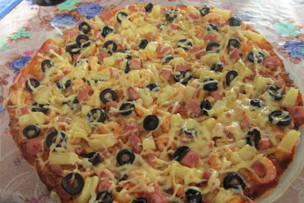 10. Разогрей духовку до 180 °С и запекай пиццу 15-20 минут. Присыпь натертым сыром и верни в духовку еще на 5 минут. Следи, чтобы пицца не подгорела.