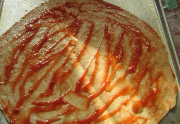 4. Смажь корж кетчупом. Выбирай тот, который Тебе больше всего нравится. Кетчуп можно заменить томатной пастой.