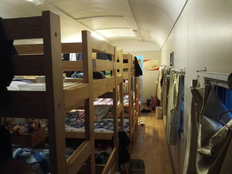 Студенты превратили заброшенный поезд в отличное общежитие