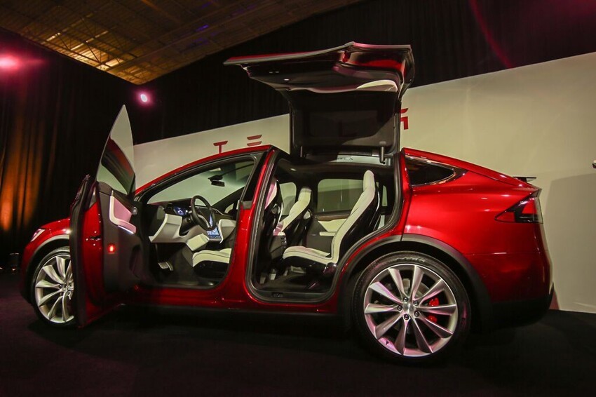 Tesla представила  долгожданный Model X